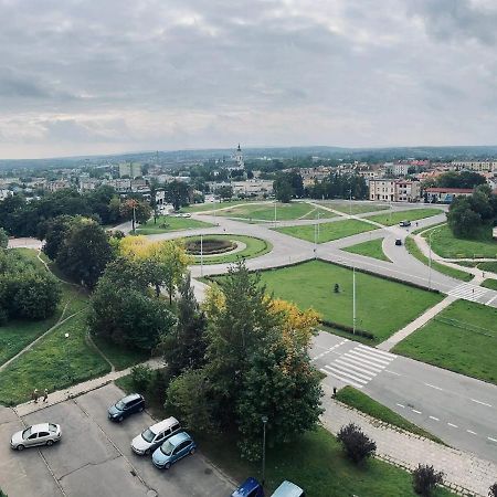 Mieszkanie W Centrum Miasta Ostrowiec Swietokrzyski Bagian luar foto