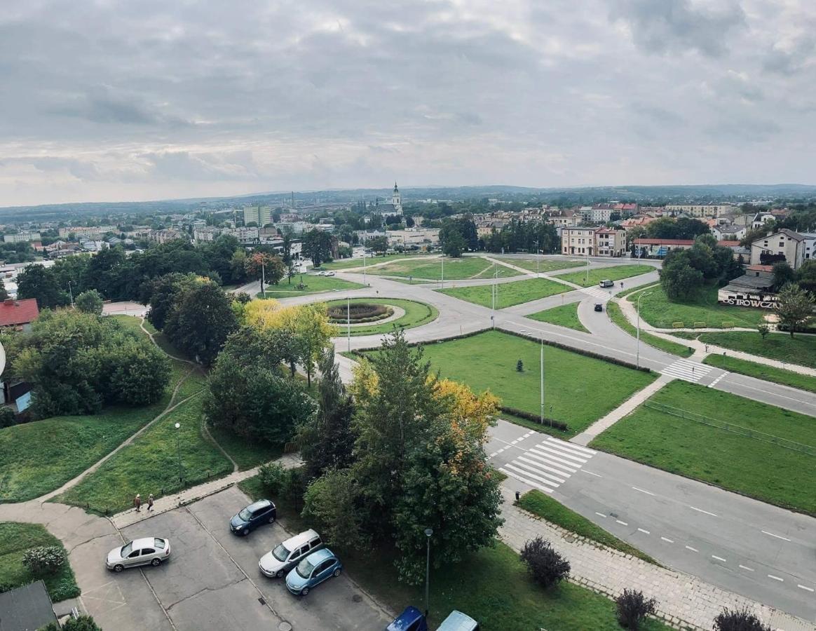 Mieszkanie W Centrum Miasta Ostrowiec Swietokrzyski Bagian luar foto